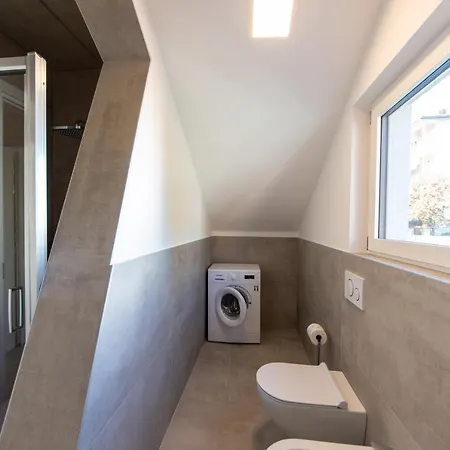 Housmart Toscana 53 White アパート ボローニャ