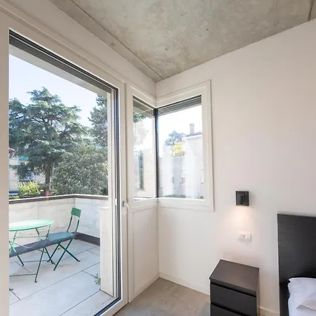 Housmart Toscana 53 White アパート ボローニャ
